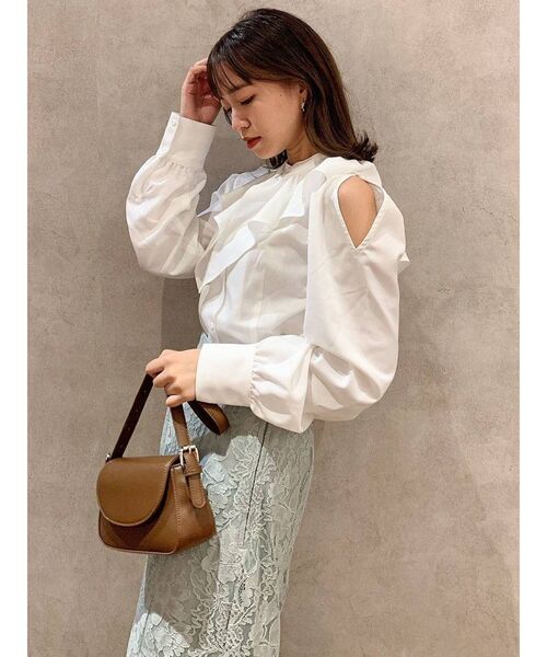 dazzlin（ダズリン）の「ラッフルカラー付オープンショルダースリーブブラウス（シャツ/ブラウス・レディース・オフホワイト/モカ/その他1・FREE）」の12枚目の写真
