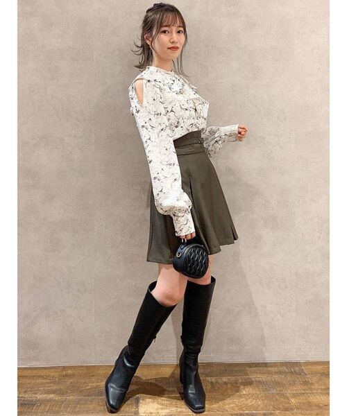 dazzlin（ダズリン）の「ラッフルカラー付オープンショルダースリーブブラウス（シャツ/ブラウス・レディース・オフホワイト/モカ/その他1・FREE）」の13枚目の写真