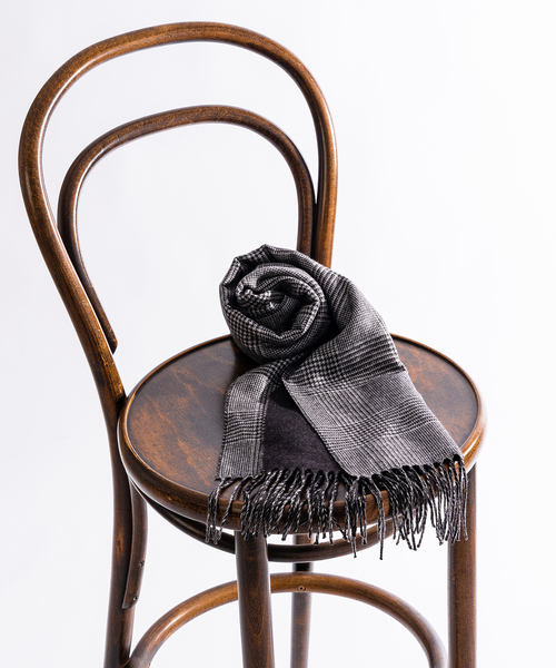 PIACENZA（ピアチェンツァ）の「【PIACENZA】DALLAS シルクカシミヤ Wフェイス グレンチェック マフラー（マフラー・メンズ・チャコールグレー/コバルトブルー・FREE）」の2枚目の写真