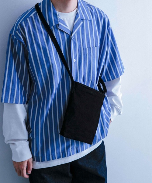 ITEMS URBANRESEARCH（アイテムズ アーバンリサーチ）の「PIG LEATHER ミニショルダーバッグ（ショルダーバッグ・メンズ・ベージュ/ブラック/グレー・-）」の2枚目の写真