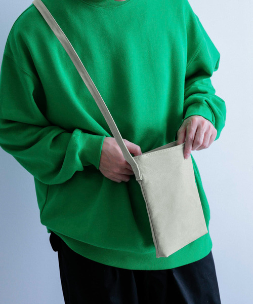 ITEMS URBANRESEARCH（アイテムズ アーバンリサーチ）の「PIG LEATHER ミニショルダーバッグ（ショルダーバッグ・メンズ・ベージュ/ブラック/グレー・-）」の4枚目の写真