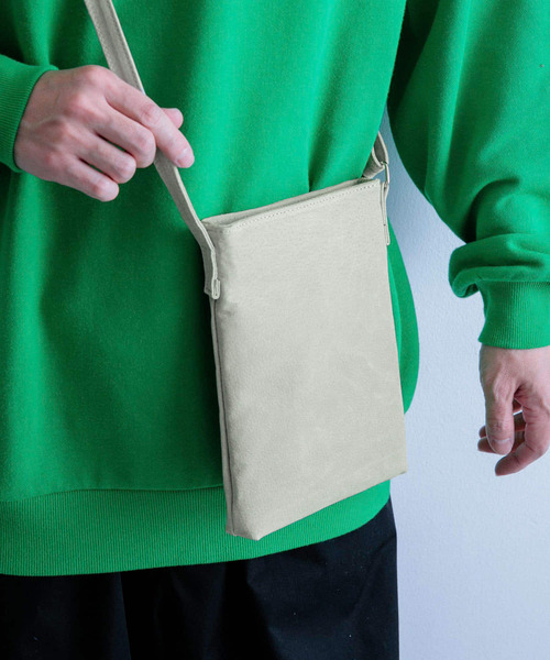 ITEMS URBANRESEARCH（アイテムズ アーバンリサーチ）の「PIG LEATHER ミニショルダーバッグ（ショルダーバッグ・メンズ・ベージュ/ブラック/グレー・-）」の5枚目の写真