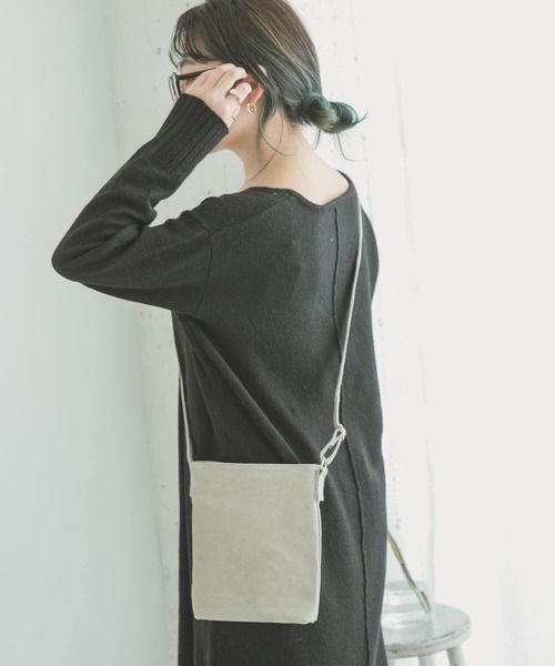 ITEMS URBANRESEARCH（アイテムズ アーバンリサーチ）の「PIG LEATHER ミニショルダーバッグ（ショルダーバッグ・メンズ・ベージュ/ブラック/グレー・-）」の6枚目の写真