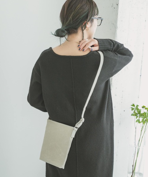 ITEMS URBANRESEARCH（アイテムズ アーバンリサーチ）の「PIG LEATHER ミニショルダーバッグ（ショルダーバッグ・メンズ・ベージュ/ブラック/グレー・-）」の7枚目の写真