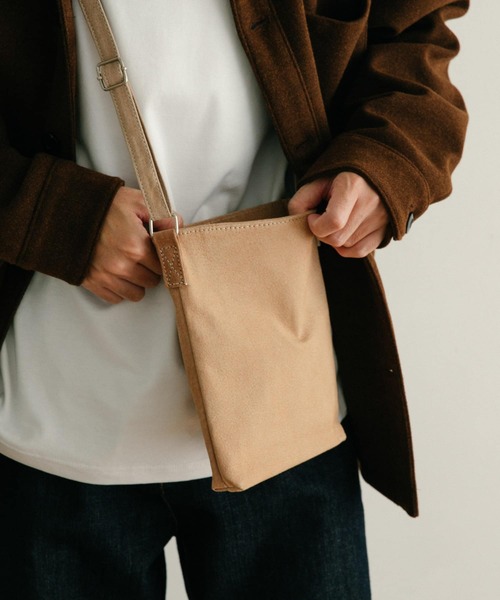 ITEMS URBANRESEARCH（アイテムズ アーバンリサーチ）の「PIG LEATHER ミニショルダーバッグ（ショルダーバッグ・メンズ・ベージュ/ブラック/グレー・-）」の9枚目の写真