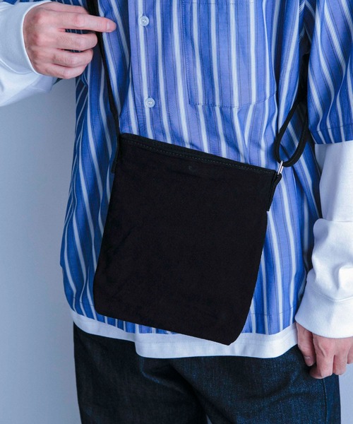 ITEMS URBANRESEARCH（アイテムズ アーバンリサーチ）の「PIG LEATHER ミニショルダーバッグ（ショルダーバッグ・メンズ・ベージュ/ブラック/グレー・-）」の12枚目の写真