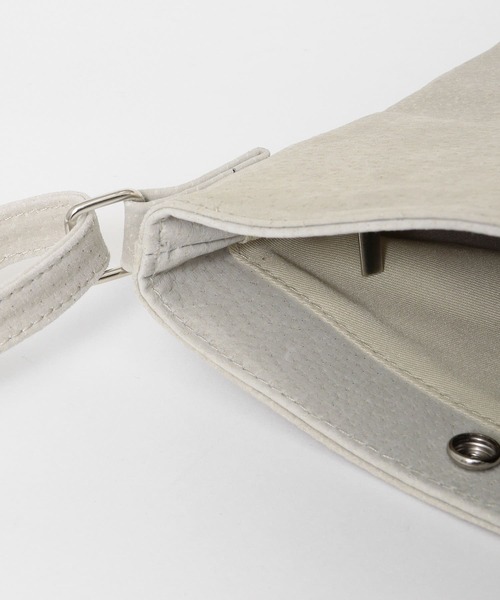 ITEMS URBANRESEARCH（アイテムズ アーバンリサーチ）の「PIG LEATHER ミニショルダーバッグ（ショルダーバッグ・メンズ・ベージュ/ブラック/グレー・-）」の21枚目の写真