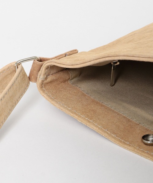 ITEMS URBANRESEARCH（アイテムズ アーバンリサーチ）の「PIG LEATHER ミニショルダーバッグ（ショルダーバッグ・メンズ・ベージュ/ブラック/グレー・-）」の22枚目の写真