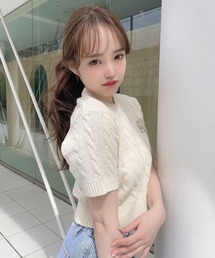 ブローチ付きケーブルニット