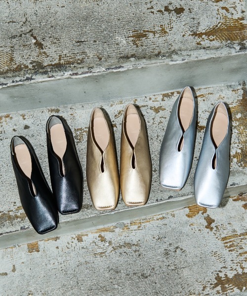 AIC.（エーアイシー）の「カットアウトスクエアトゥーフラットシューズ