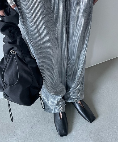 AIC.(エーアイシー)の「カットアウトスクエアトゥーフラットシューズ(パンプス・レディース・シルバー/ブラック/ゴールド・SMALL/MEDIUM/LARGE)」の6枚目の写真
