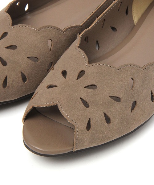 studio CLIP(スタディオクリップ)の「カットワークパンプス(パンプス・レディース・ブラック/ベージュ・LARGE/MEDIUM)」の5枚目の写真