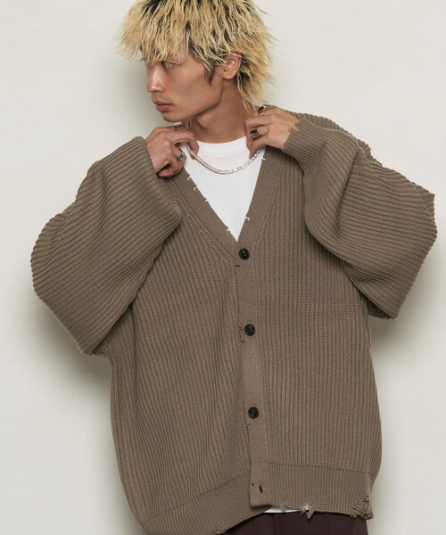 PUBLUX（パブリュクス）の「PUBLUX/パブリュクス スーパービッグダメージニットカーディガン(限定展開)（カーディガン/ボレロ・メンズ・グレイッシュベージュ/オフホワイト/ブラック・MEDIUM/LARGE/SMALL）」の4枚目の写真
