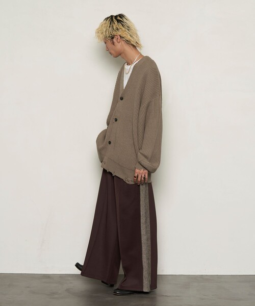 PUBLUX（パブリュクス）の「PUBLUX/パブリュクス スーパービッグダメージニットカーディガン(限定展開)（カーディガン/ボレロ・メンズ・グレイッシュベージュ/オフホワイト/ブラック・MEDIUM/LARGE/SMALL）」の10枚目の写真