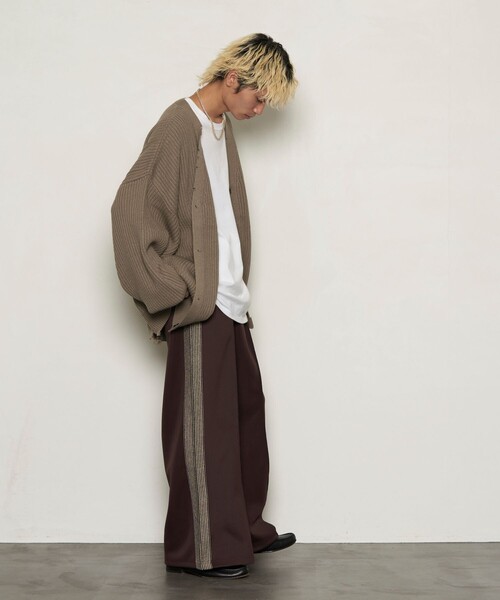 PUBLUX（パブリュクス）の「PUBLUX/パブリュクス スーパービッグダメージニットカーディガン(限定展開)（カーディガン/ボレロ・メンズ・グレイッシュベージュ/オフホワイト/ブラック・MEDIUM/LARGE/SMALL）」の11枚目の写真