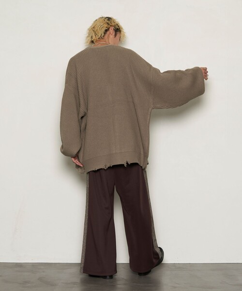 PUBLUX（パブリュクス）の「PUBLUX/パブリュクス スーパービッグダメージニットカーディガン(限定展開)（カーディガン/ボレロ・メンズ・グレイッシュベージュ/オフホワイト/ブラック・MEDIUM/LARGE/SMALL）」の12枚目の写真