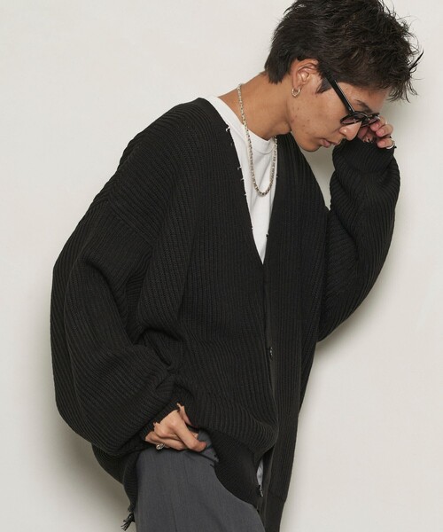 PUBLUX（パブリュクス）の「PUBLUX/パブリュクス スーパービッグダメージニットカーディガン(限定展開)（カーディガン/ボレロ・メンズ・グレイッシュベージュ/オフホワイト/ブラック・MEDIUM/LARGE/SMALL）」の16枚目の写真