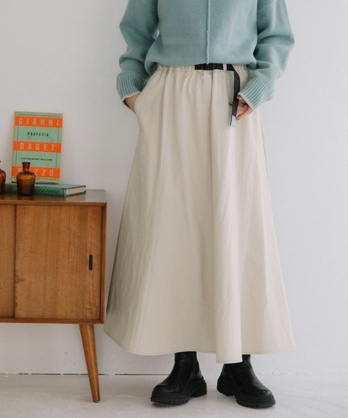 POU DOU DOU（プードゥドゥ）の「プラバックルベルトフレアヘムスカート（スカート・レディース・インディゴブルー/キナリ/イエロー/ブラック・3）」の2枚目の写真