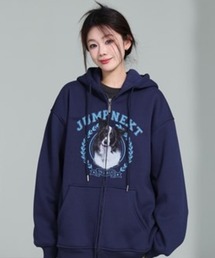 A‘gem 9（エージェムナイン）の「A'GEM/9 × .kom『JUMPNEXT／ジャンプネクスト』ドッグフーディージップアップパーカー（パーカー）」