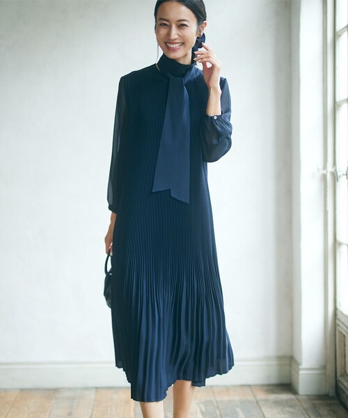 23区(ニジュウサンク)の「【VERYコラボ】シャイニーアムンゼン プリーツ ワンピース(ワンピース・レディース・ベージュ系/ネイビー系・40/38/36)」の2枚目の写真