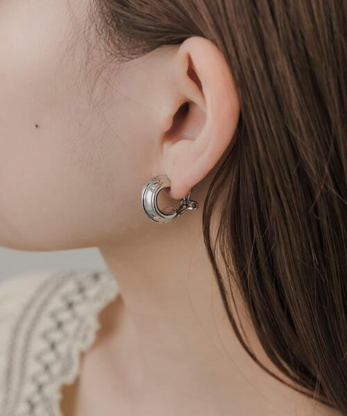 SMELLY（スメリー）の「センターラインメタルフープイヤリング（イヤリング・レディース・シルバー・-）」の6枚目の写真