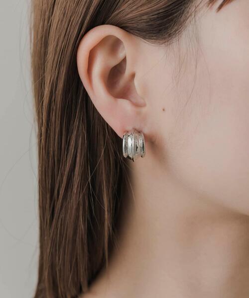 SMELLY（スメリー）の「センターラインメタルフープイヤリング（イヤリング・レディース・シルバー・-）」の5枚目の写真