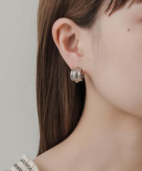 SMELLY（スメリー）の「センターラインメタルフープイヤリング（イヤリング・レディース・シルバー・-）」の4枚目の写真