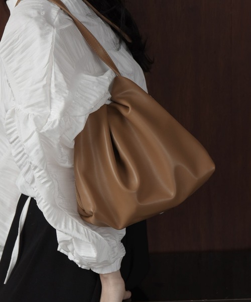 lawgy（ラウジー）の「faux leather gather bag / フォーレザーギャザーバッグ（ハンドバッグ・レディース・ブラック/ホワイト/キャメル・FREE）」の8枚目の写真