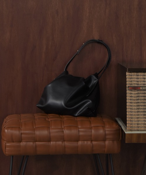 lawgy（ラウジー）の「faux leather gather bag / フォーレザーギャザーバッグ（ハンドバッグ・レディース・ブラック/ホワイト/キャメル・FREE）」の11枚目の写真