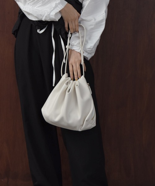 lawgy（ラウジー）の「faux leather gather bag / フォーレザーギャザーバッグ（ハンドバッグ・レディース・ブラック/ホワイト/キャメル・FREE）」の10枚目の写真