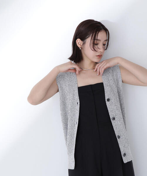 NATURAL BEAUTY BASIC（ナチュラルビューティーベーシック）の「◇【Oggi掲載】ラメループヤーンニットベスト（ベスト・レディース・ブラック/グレー系その他/オフホワイト・FREE）」の3枚目の写真