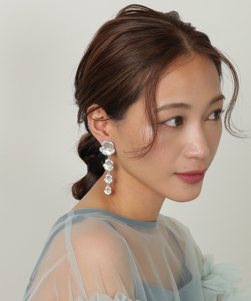 Kana(カナ)の「ヴィンテージ フラワー ロング ピアス(ピアス(両耳用)・レディース・シルバー/ゴールド・フリー)」の4枚目の写真