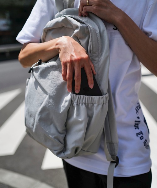 THRASHER（スラッシャー）の「GONZ SAD BACKPACK 20L/スラッシャー撥水加工ノートパソコン収納可能サイズリップストックナイロンバックパック（バックパック/リュック・メンズ・ライトグレー/ブラック×ホワイト/ブルー・FREE）」の12枚目の写真