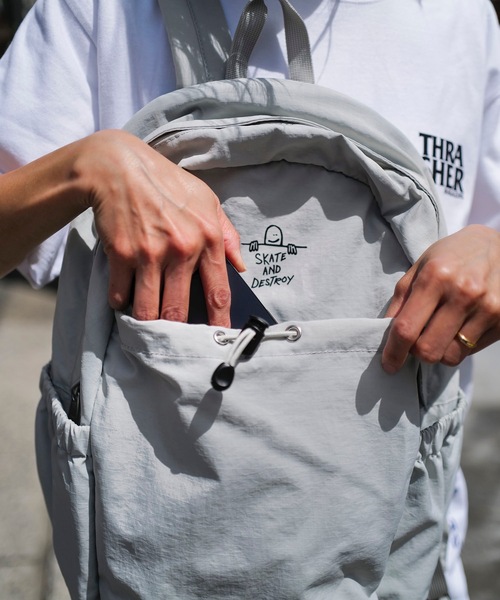 THRASHER（スラッシャー）の「GONZ SAD BACKPACK 20L/スラッシャー撥水加工ノートパソコン収納可能サイズリップストックナイロンバックパック（バックパック/リュック・メンズ・ライトグレー/ブラック×ホワイト/ブルー・FREE）」の10枚目の写真