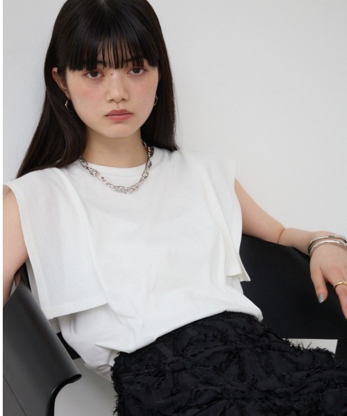 AZUL by moussy（アズールバイマウジー）の「パネルスリーブカットトップス（Tシャツ/カットソー・レディース・ブラック/オフホワイト/カーキ/ブルー・SMALL/MEDIUM）」の2枚目の写真