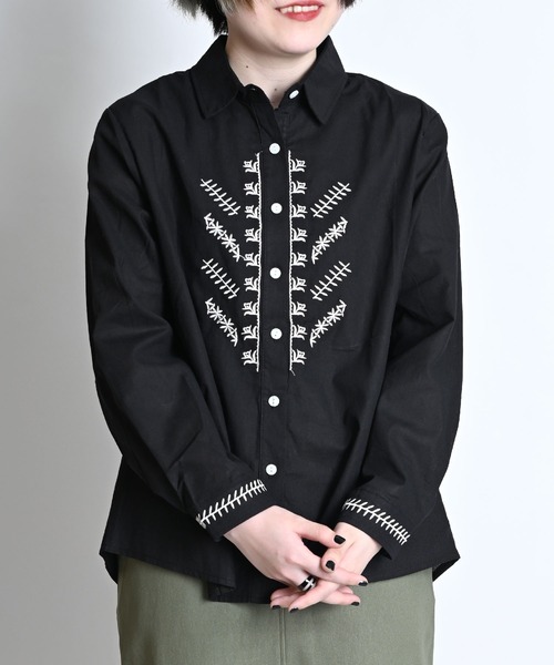 MARAI(マーライ)の「刺繍デザイン 長袖シャツブラウス(シャツ/ブラウス・レディース・グリーン/ブラック・FREE)」の1枚目の写真