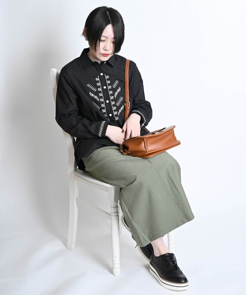 MARAI(マーライ)の「刺繍デザイン 長袖シャツブラウス(シャツ/ブラウス・レディース・グリーン/ブラック・FREE)」の4枚目の写真
