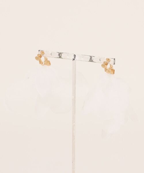 flower(フラワー)の「エアリーペタルイヤリング(イヤリング・レディース・ホワイト・FREE)」の6枚目の写真