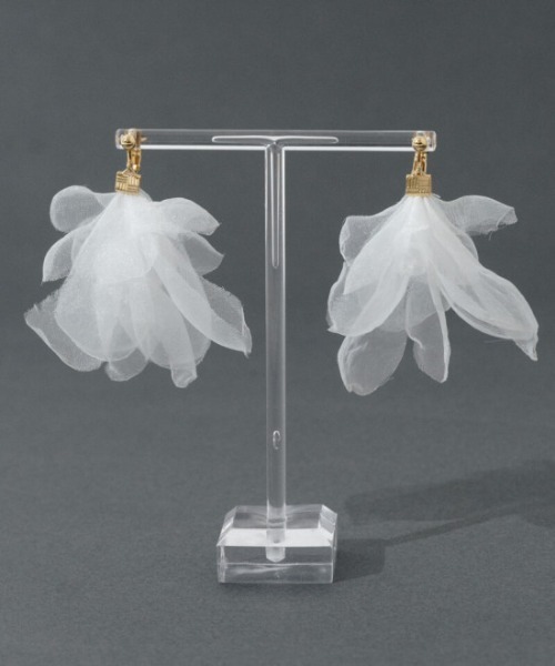 flower(フラワー)の「エアリーペタルイヤリング(イヤリング・レディース・ホワイト・FREE)」の2枚目の写真