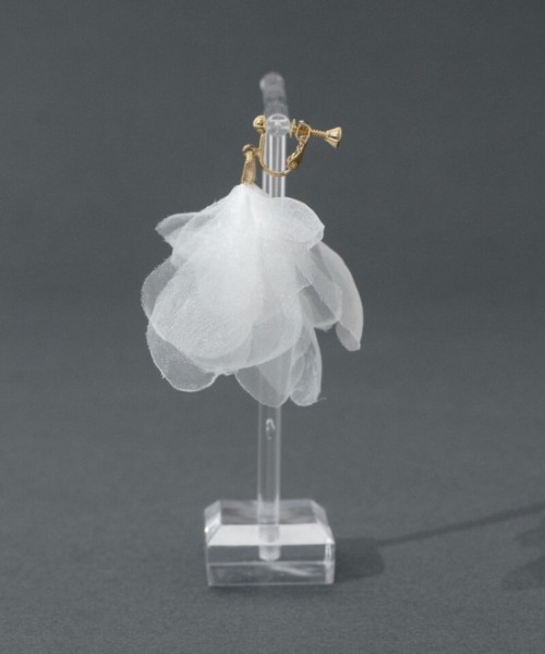 flower(フラワー)の「エアリーペタルイヤリング(イヤリング・レディース・ホワイト・FREE)」の3枚目の写真