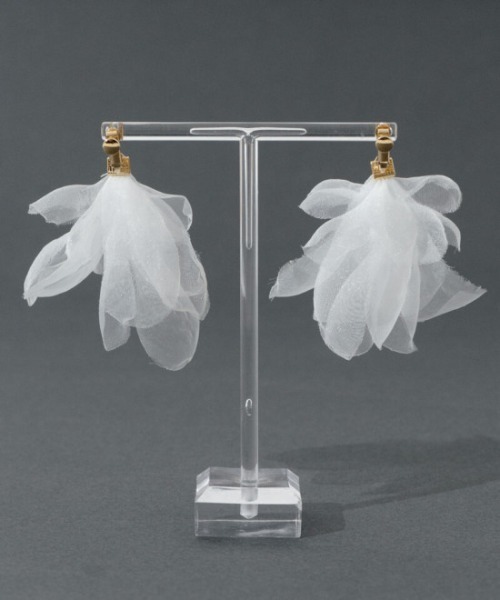 flower(フラワー)の「エアリーペタルイヤリング(イヤリング・レディース・ホワイト・FREE)」の4枚目の写真