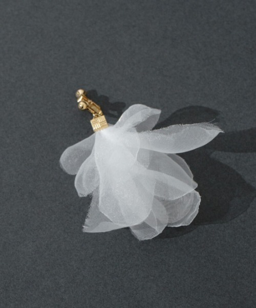 flower(フラワー)の「エアリーペタルイヤリング(イヤリング・レディース・ホワイト・FREE)」の5枚目の写真