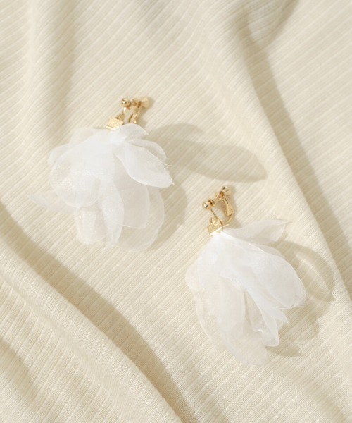 flower(フラワー)の「エアリーペタルイヤリング(イヤリング・レディース・ホワイト・FREE)」の7枚目の写真
