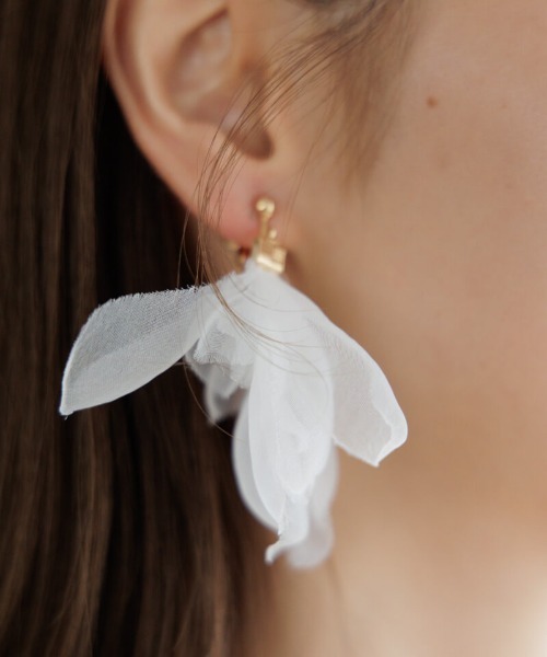 flower(フラワー)の「エアリーペタルイヤリング(イヤリング・レディース・ホワイト・FREE)」の9枚目の写真