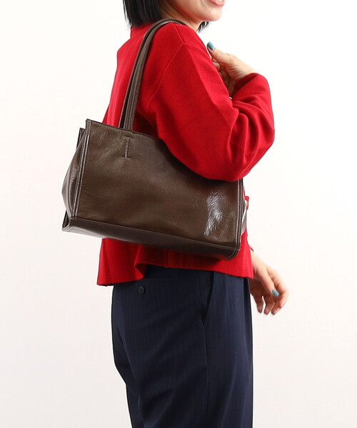 COOCO(クーコ)の「ツヤフェイクレザー横長トートバッグ(トートバッグ・レディース・ブルー/ブラウン/ホワイト/ブラック・FREE)」の4枚目の写真