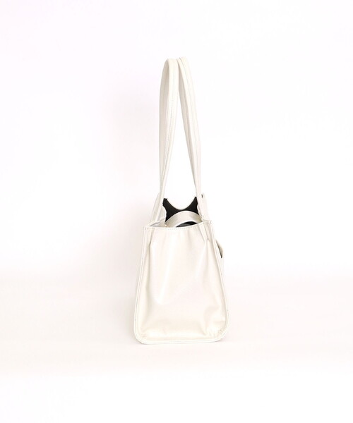 COOCO(クーコ)の「ツヤフェイクレザー横長トートバッグ(トートバッグ・レディース・ブルー/ブラウン/ホワイト/ブラック・FREE)」の10枚目の写真