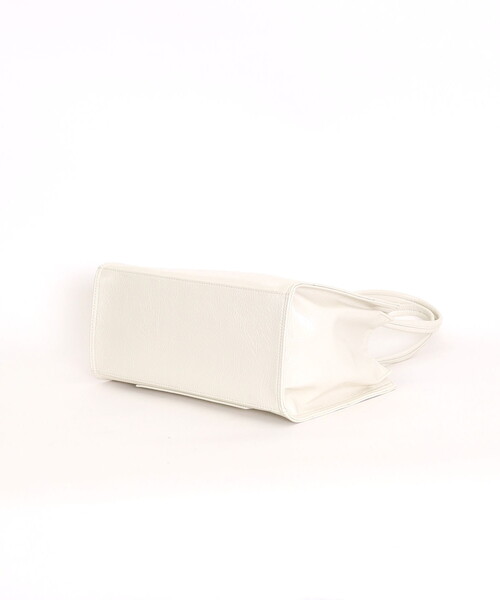 COOCO(クーコ)の「ツヤフェイクレザー横長トートバッグ(トートバッグ・レディース・ブルー/ブラウン/ホワイト/ブラック・FREE)」の12枚目の写真