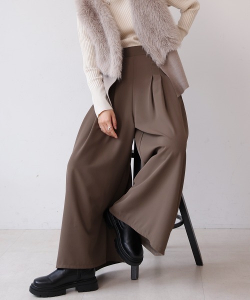 Bou Jeloud(ブージュルード)の「タックフレアパンツ(その他パンツ・レディース・ブラック/ベージュ/モカ・38)」の2枚目の写真