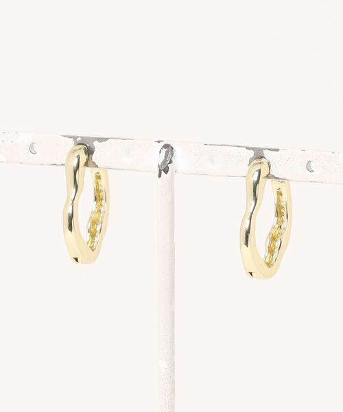 almo(アルモ)の「ディストーションオーバルリングピアス/ペア(RO)(ピアス(両耳用)・メンズ・ゴールド/シルバー・MEDIUM/SMALL)」の3枚目の写真
