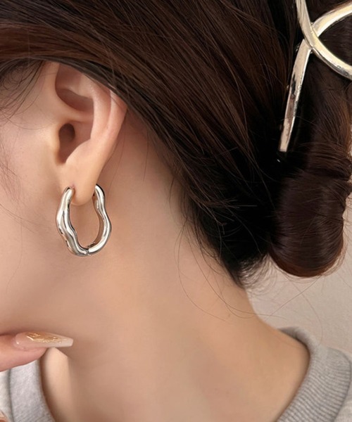 almo(アルモ)の「ディストーションオーバルリングピアス/ペア(RO)(ピアス(両耳用)・メンズ・ゴールド/シルバー・MEDIUM/SMALL)」の8枚目の写真